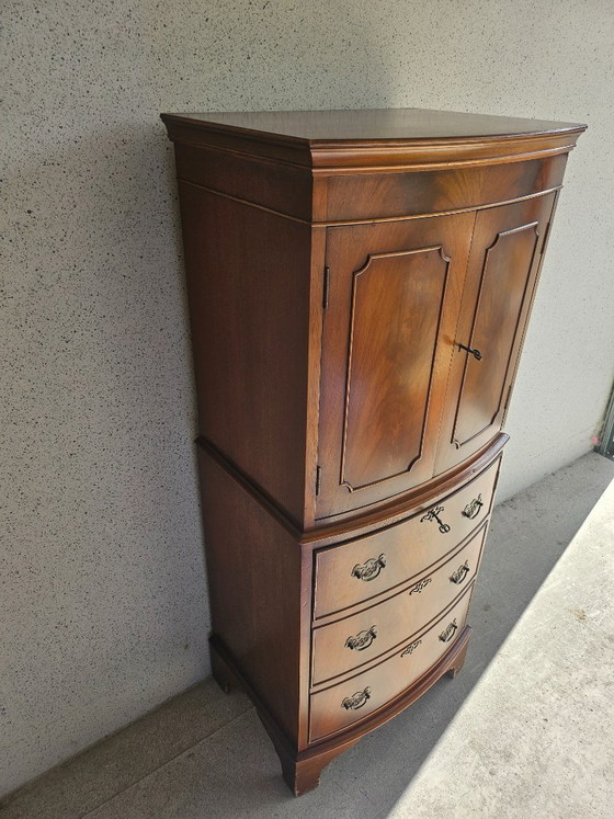 Image 1 of Barkast massief notelaar 