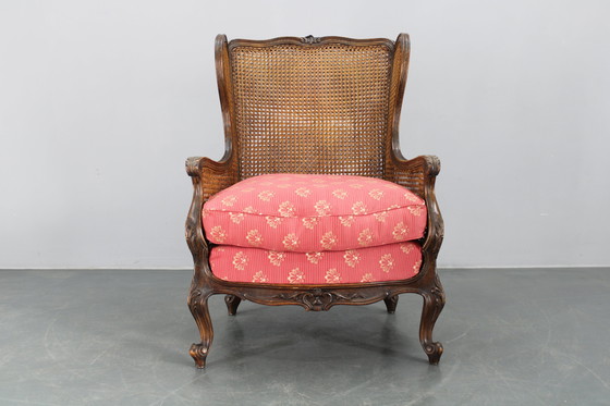 Image 1 of Ancienne chaise à oreilles sculptée avec côtés en canne, Tchécoslovaquie