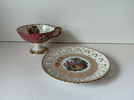 Image 1 of Tazza da tè in porcellana in stile rococò - Scena galante in oro e viola