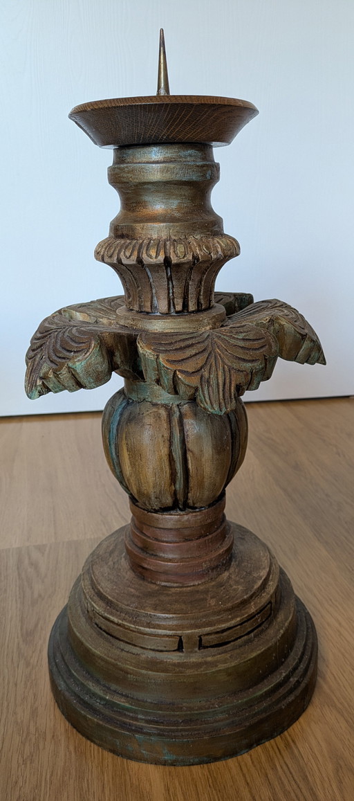 Großer hölzerner Kerzenständer