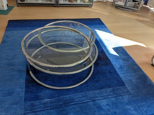 Table basse triple vintage avec plateaux en verre.
