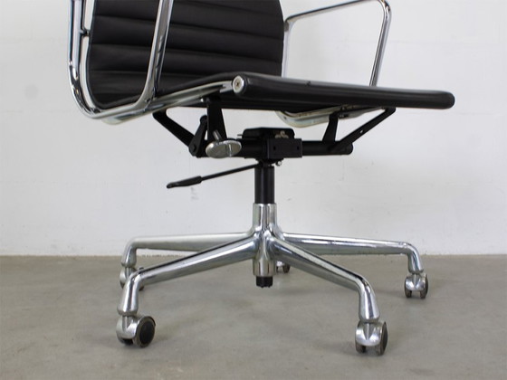 Chaise de bureau Vitra EA 117, Charles & Ray Eames – Chaises pivotantes, Aluminium (photo 7 of 8)