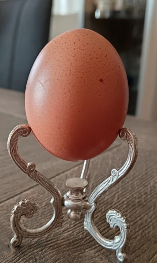 Eierbecher aus silbernem Metall