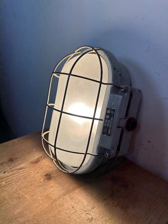 Image 1 of Applique industriale in alluminio pressofuso con vetro opalino di Elektrosvit, anni '70