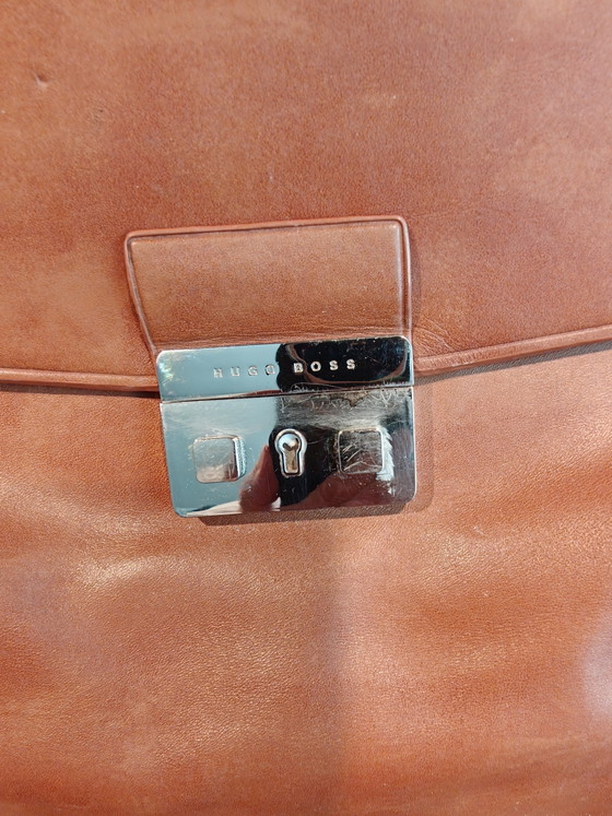 Image 1 of Echte HUGO BOSS bruin leren messengerbag met klep aan de voorkant,