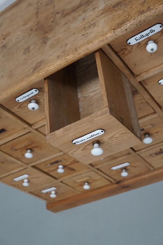 Image 1 of Antiker deutscher Kiefernholz-Apothekerschrank mit Emailleplaketten, 1900er Jahre