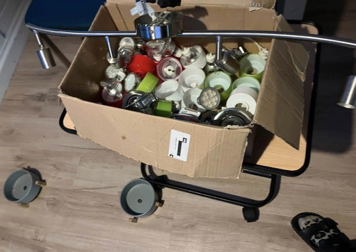 Caja llena de lámparas y focos variados. – plafondlampen, Plastic