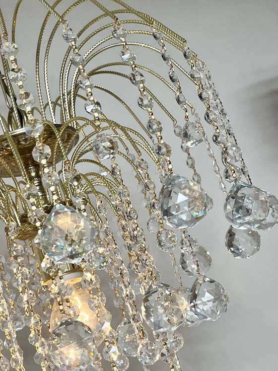 Image 1 of Lustre en cristal Swarovski strass de grande taille, orné de strass Swarovski.