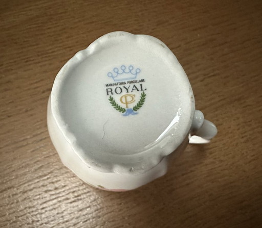 Pequeña jarra de leche/cremera con motivo de rosa mosqueta en porcelana del siglo XX