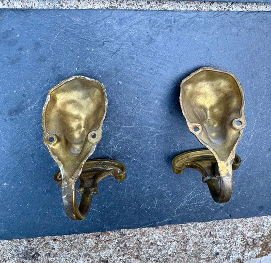 Pair of baroque lion brass coat hooks – Decorative Objects (photo 5 of 6)