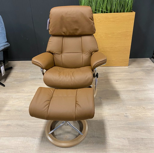 Sillón reclinable mediano Stressless Ruby con reposapiés
