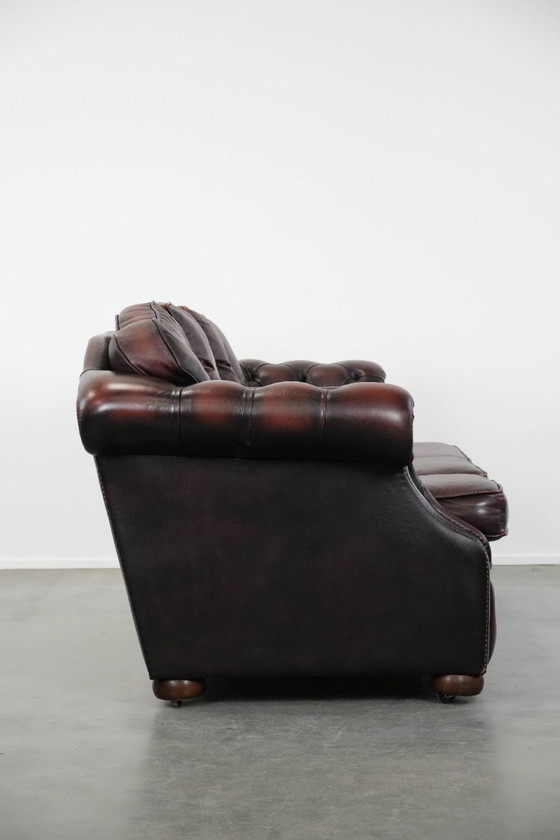 Image 1 of Rotes 2,5-Sitzer-Chesterfield-Sofa auf Rollen im englischen Stil