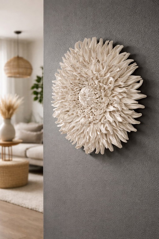 Muurdecoratie, sculptuur, bloemdecoratie, klei, dahlia, organisch bloemenmotief, statement voor je interieur
