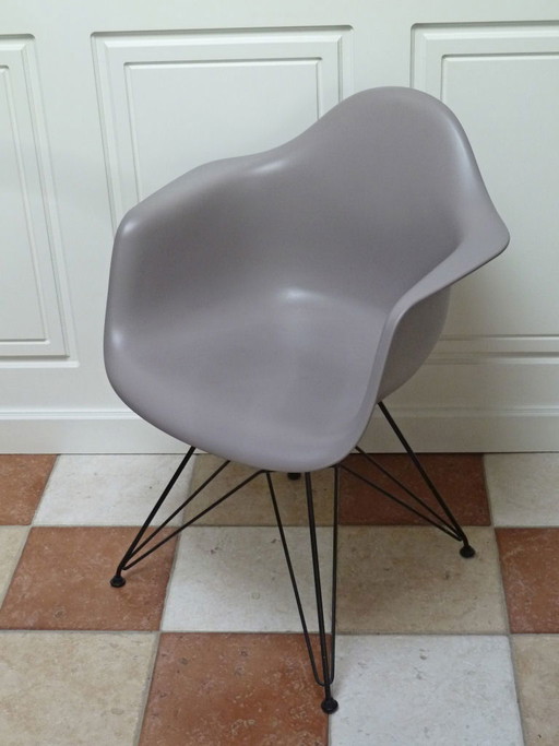 Fauteuil en plastique Vitra Eames DAR