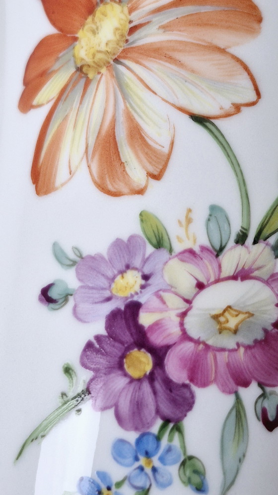 Image 1 of Vaso KPM Berlin, decorazione floreale con bordi dorati, dipinto a mano, 19,3 cm