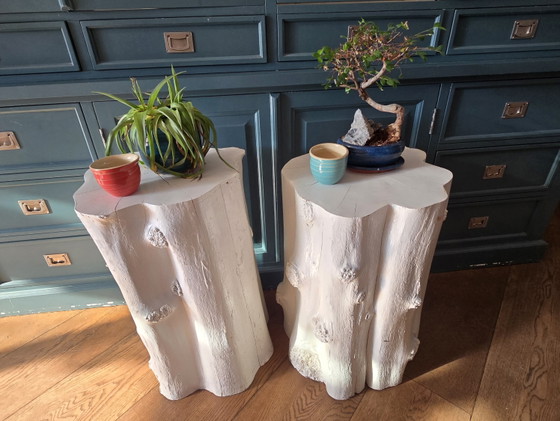 Image 1 of Ensemble de 2 tables d'appoint en forme de tronc d'arbre peintes en blanc