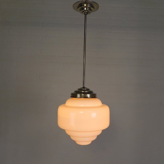 Image 1 of Lámpara colgante Art Déco con pantalla opalina escalonada, década de 1930.