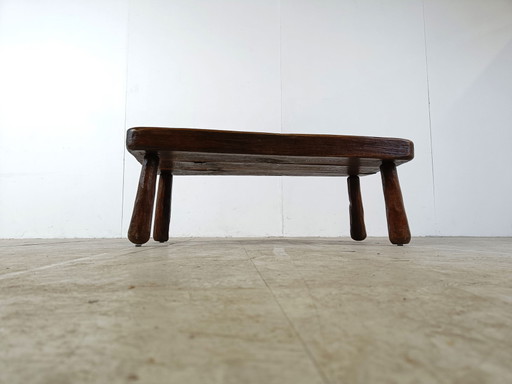 Mesa de centro brutalista de madera maciza