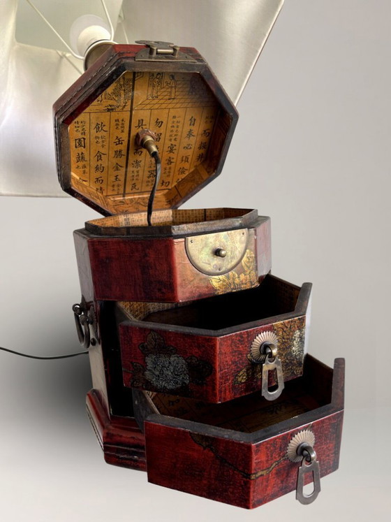 Image 1 of Lampenpaar in lackierten, asiatisch inspirierten Gehäusen, polychromer Verzierung und Messing – 63 cm