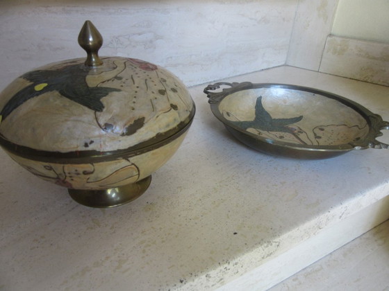 Messing und emaillierte Deckelschale und passende Servierplatte im Jugendstil – Schalen, Brass (photo 12 of 13)