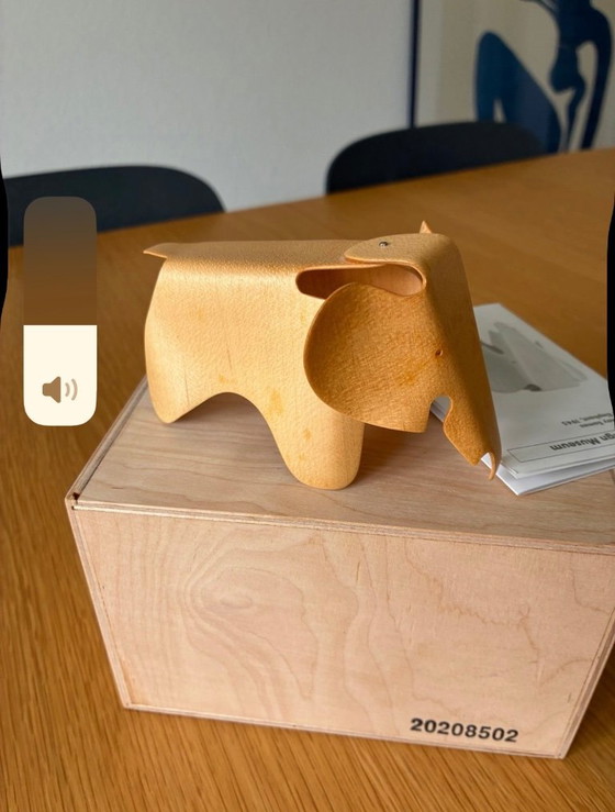 Elefante de madera contrachapada natural de Vitra Miniatures – Objetos decorativos, Wood (photo 4 of 6)