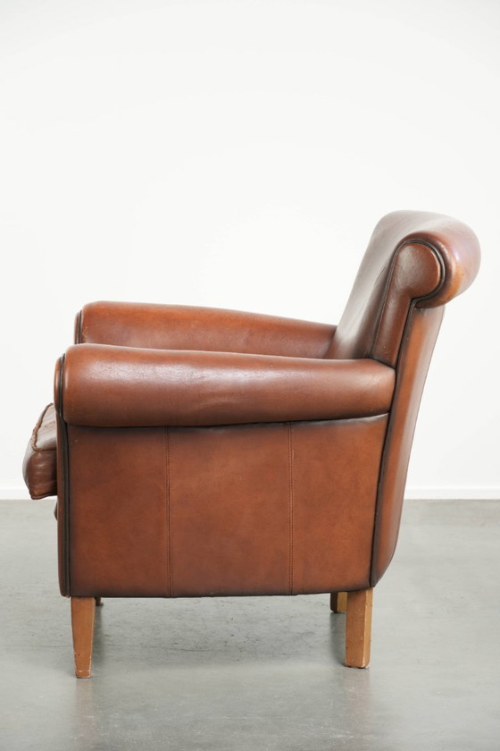 Tijdloze fauteuil/ armchair gemaakt van schapenleer met een mooie Engelse uitstraling – Leather (photo 5 of 13)