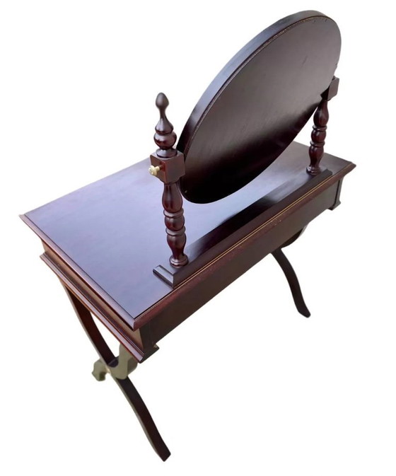 Image 1 of Tocador de madera maciza de estilo tradicional con dos cajones.