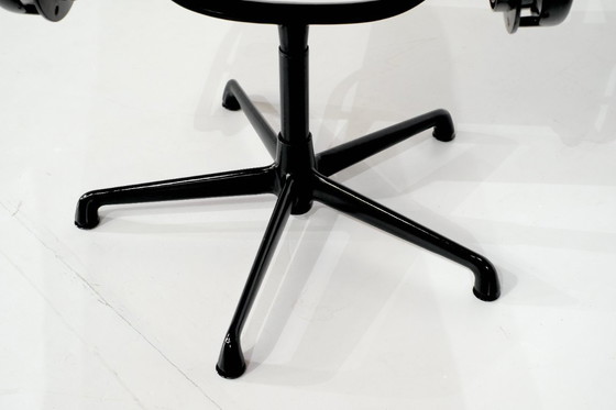 Image 1 of Poltrona "EA 117" di Charles Ray Eames per ICF USA 1969.