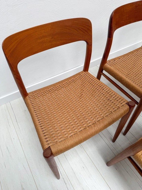 Image 1 of Set van 6 Deense teakhouten eetkamerstoelen nr. 75 van Niels Otto Møller voor JL Møller – jaren 1950 Papercord stoelen