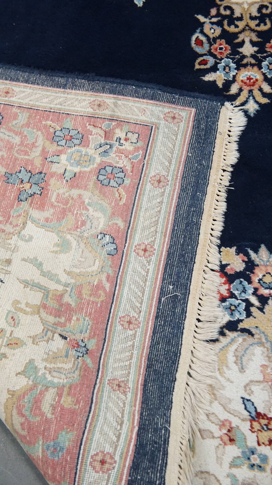 Image 1 of Groot Vintage Kirman Vloerkleed/Tapijt Met Donkerblauwe En Roze Kleuren 328x238cm