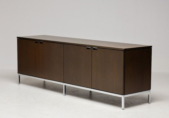 Image 1 of Florence Knoll Sideboard aus Walnussholz, Mid-Century Modern, Aufbewahrungsmöbel für Vorstandssitzungsräume