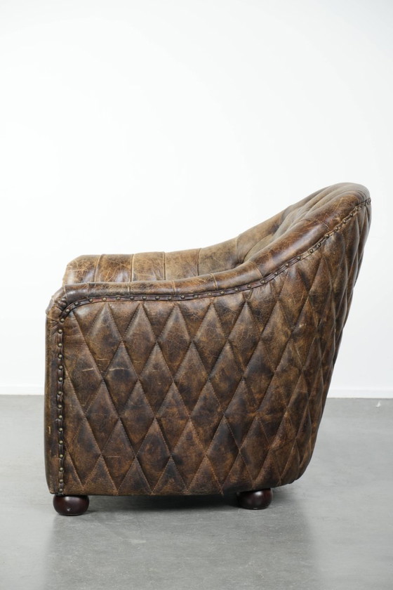 Image 1 of Einzigartiger, stilvoller und bequemer Chesterfield-Clubsessel aus Kuhfell mit einer wunderschönen Farbkombination.
