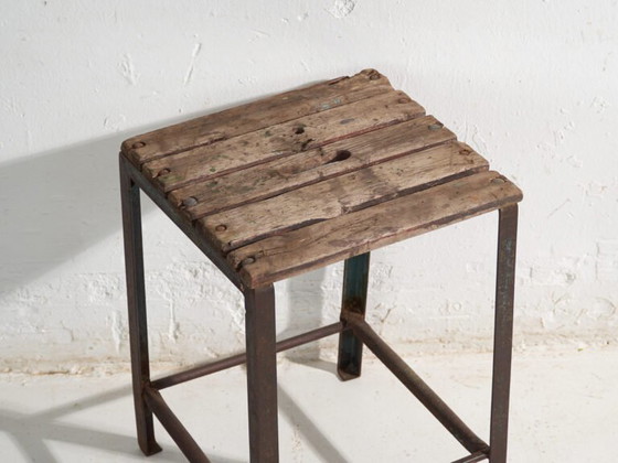 Antique industrial stool in pine wood and iron – Central Europe, circa 1950 – Industrieel (photo 13 of 33)