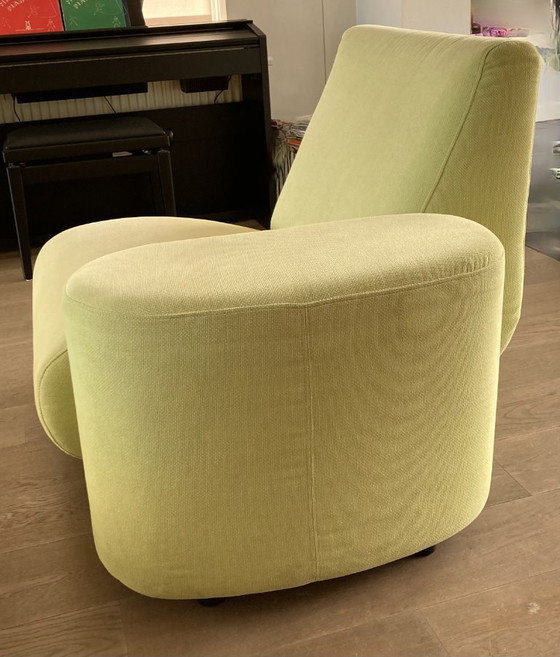 Image 1 of Poltrona color verde pistacchio con bracciolo removibile