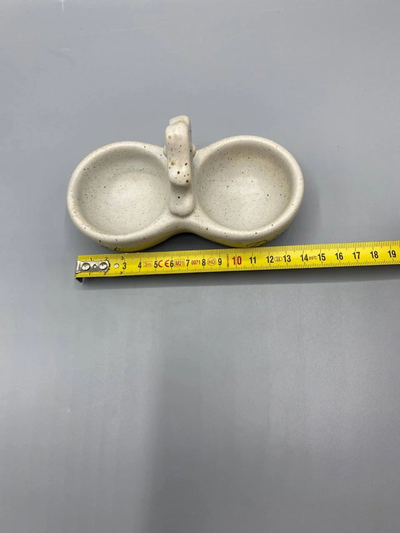 Saliera e pepiera doppie, in gres maculato, con manico a fungo e iscrizione in corsivo marrone. – Stoviglie (photo 3 of 4)