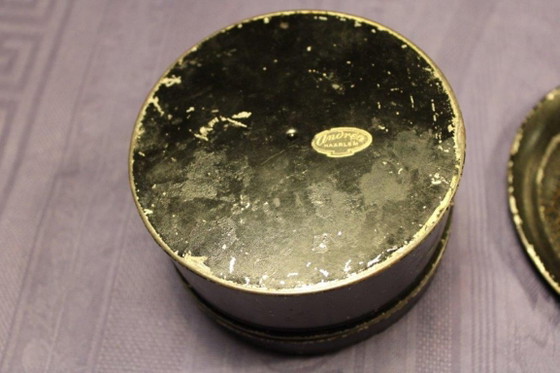 Round box with floral motif, black, Decorative Objects, Metal, Vintage (photo 6 of 10)