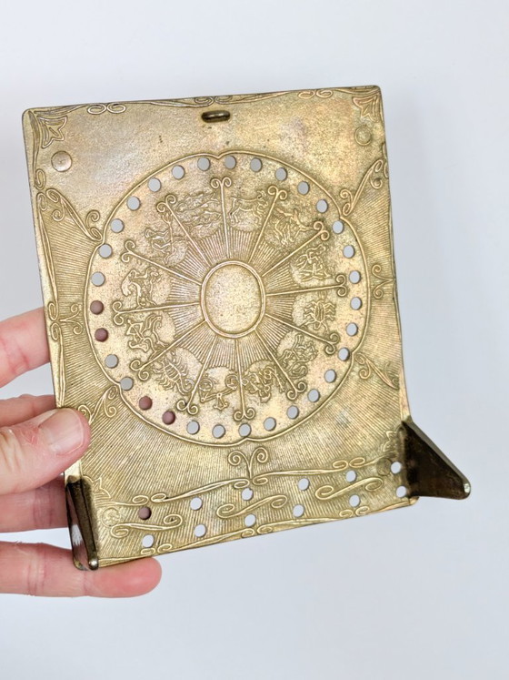 Calendrier perpétuel de table en laiton antique avec motif solaire et zodiaque – Objets déco, Brass (photo 7 of 12)