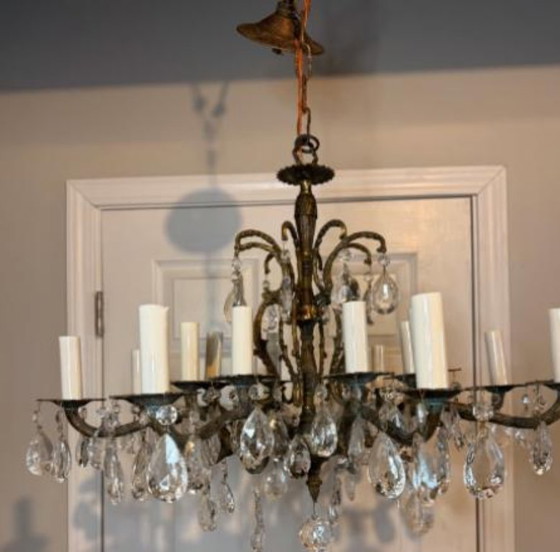 Image 1 of Lampadario antico vintage in ottone fuso decorato con 16 candele e 8 bracci in cristallo