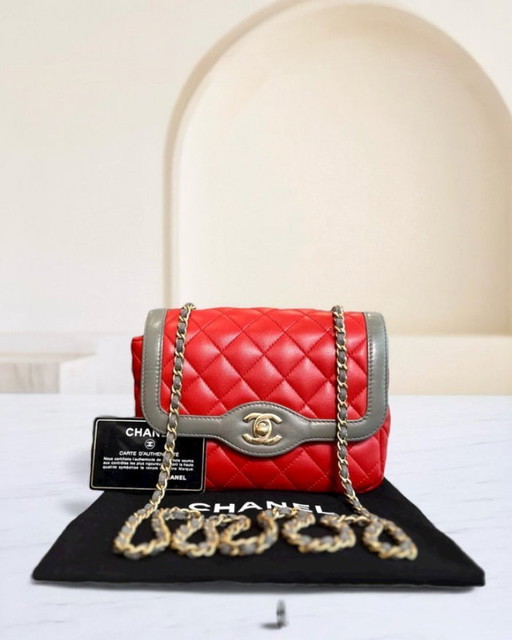 Borsa Chanel Seasonal Flap in pelle di agnello trapuntata bicolore rosso grigio con hardware dorato n. 23
