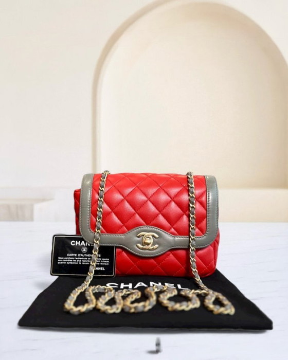 Image 1 of Borsa Chanel Seasonal Flap in pelle di agnello trapuntata bicolore rosso grigio con hardware dorato n. 23