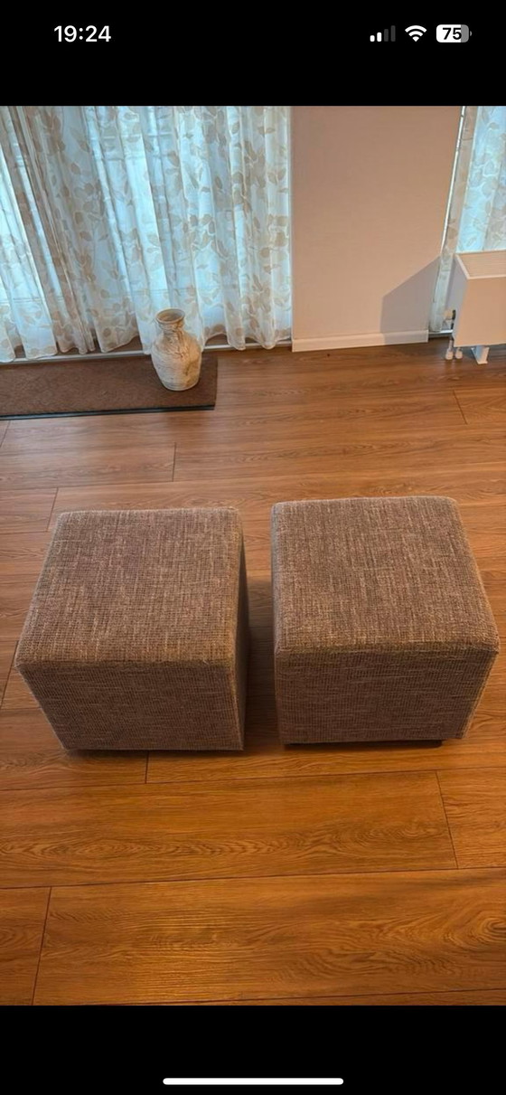 Image 1 of 2 identieke grijze poef