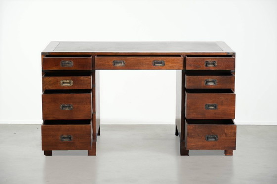 Image 1 of Oud houten Engels bureau uit begin 20e eeuw in campaign style met messing elementen en een groen lederen blad