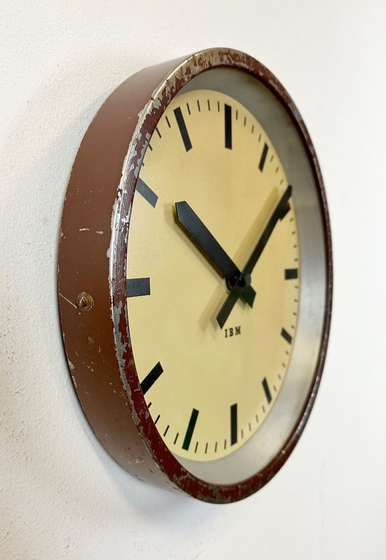 Image 1 of Bruine industriële fabriekswandklok van IBM, jaren 50
