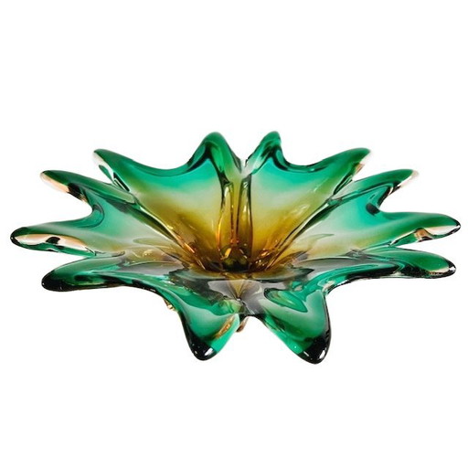 Bol de cristal checo vintage Josef Hospodka Chribska, color ámbar verdoso, con forma de estrella, década de 1950.