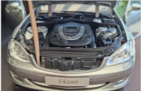 Image 1 of Mercedes-Benz S-Klasse (W221) 1:18 AUTOart Händler-Einführungsbox