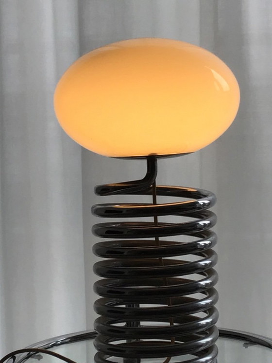 Image 1 of Tafellamp naar een model van Ingo Maurer