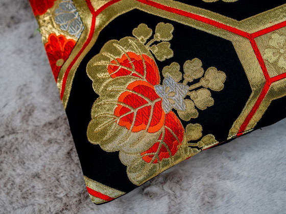 Image 1 of Das Kikkō Royal Lendenkissen: Geometrisches Muster aus schwarzer und goldener Seide