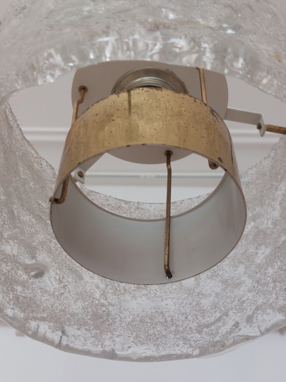 Vintage hanglamp uit het midden van de 20e eeuw met matglazen kap en messing afwerking. – doria, Hanglampen (photo 7 of 11)