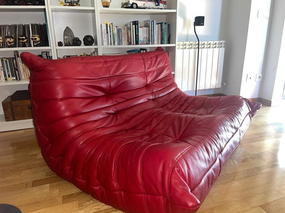 Image 1 of Originele 4-delige TOGO bank van rood leer, ontworpen door Michel Ducaroy voor Ligne Roset.
