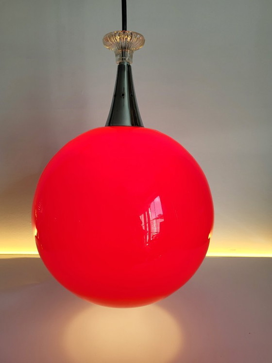 Image 1 of Lámpara colgante de cristal opalino rojo de la era espacial con acabado cromado, años 60